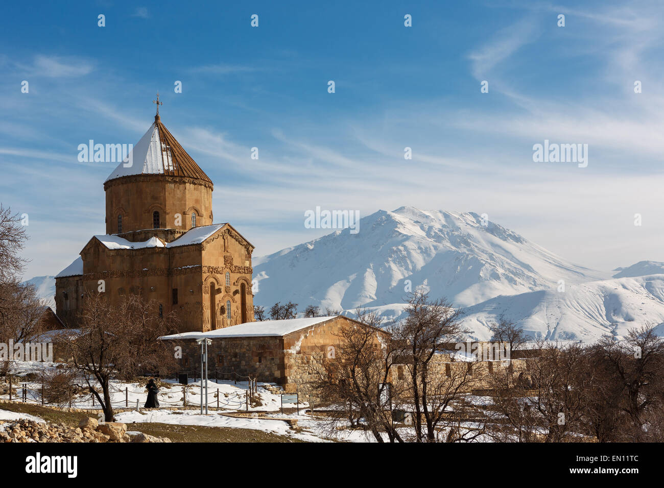 La isla de Akdamar y la iglesia armenia en el Lago Van en Anatolia Turquía Foto de stock