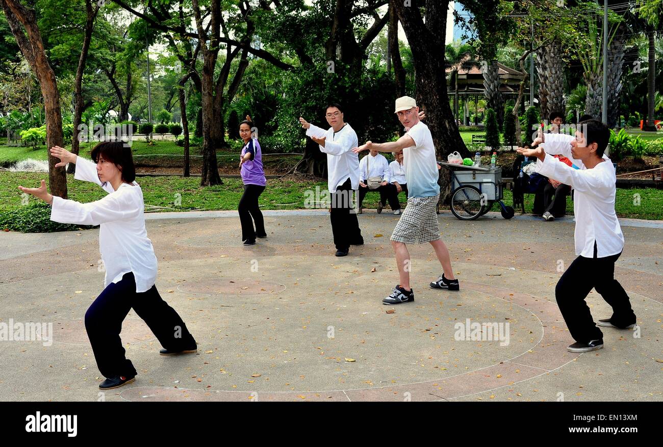 Bangkok, Tailandia: un grupo de tailandeses con un occidental la práctica  del "arte del Tai Chi en el Parque Lumphini Fotografía de stock - Alamy