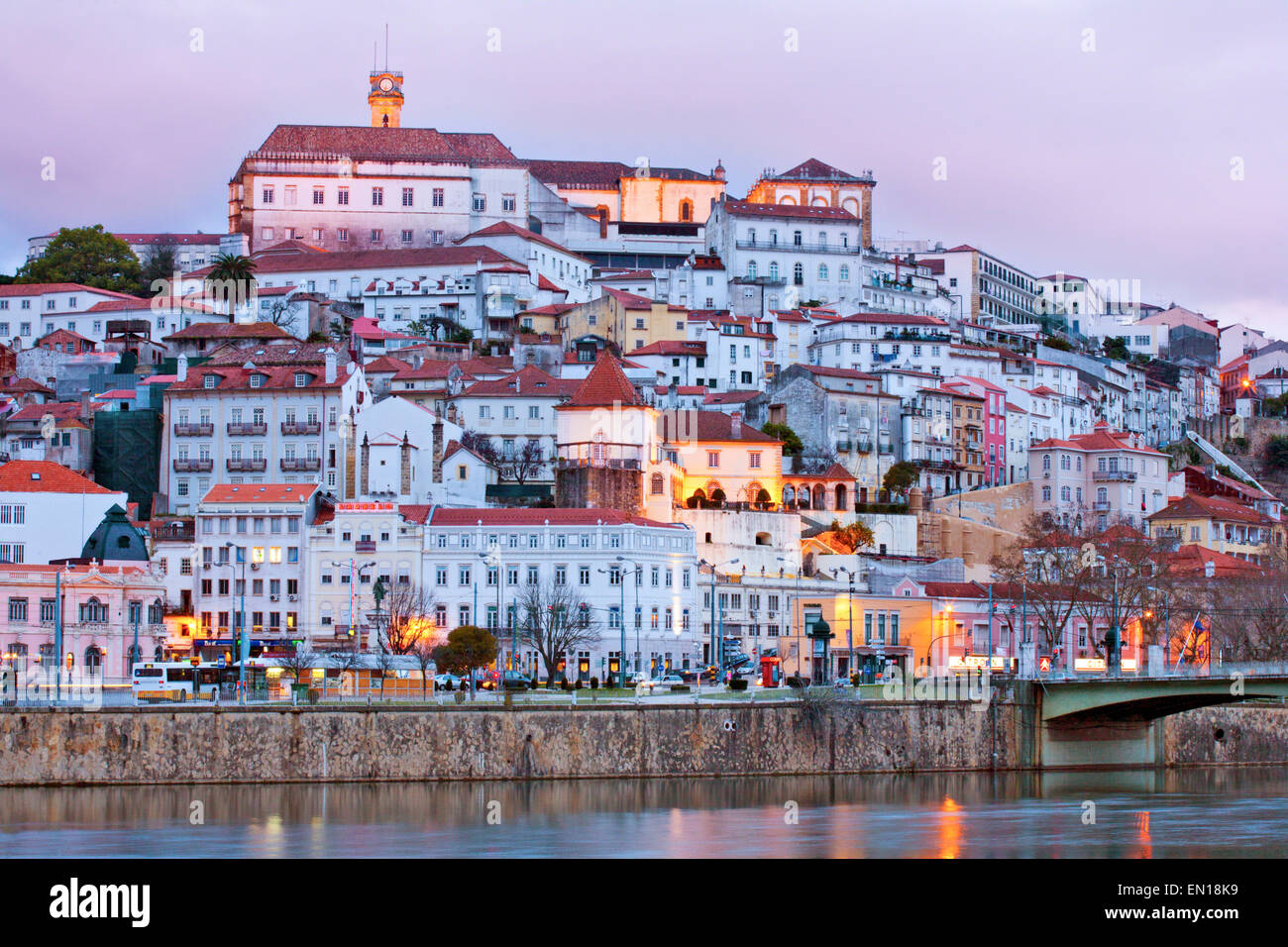 El horizonte del casco antiguo de la ciudad medieval de Coimbra, con la universidad y la ciudad alta en la cima de la colina y el río Mondego, Portugal Foto de stock