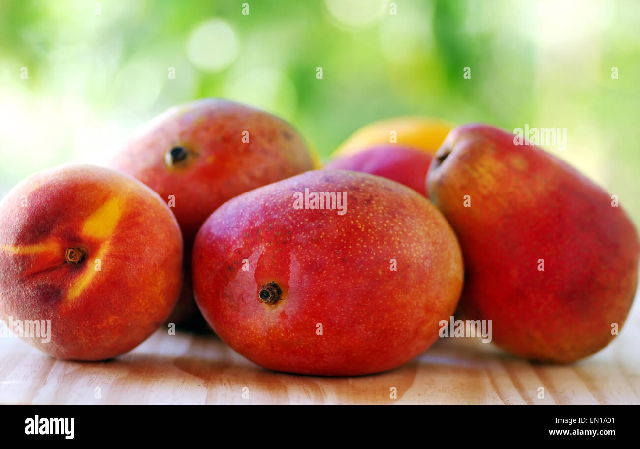 El melocotón, la pera de mango y frutas Fotografía de stock - Alamy
