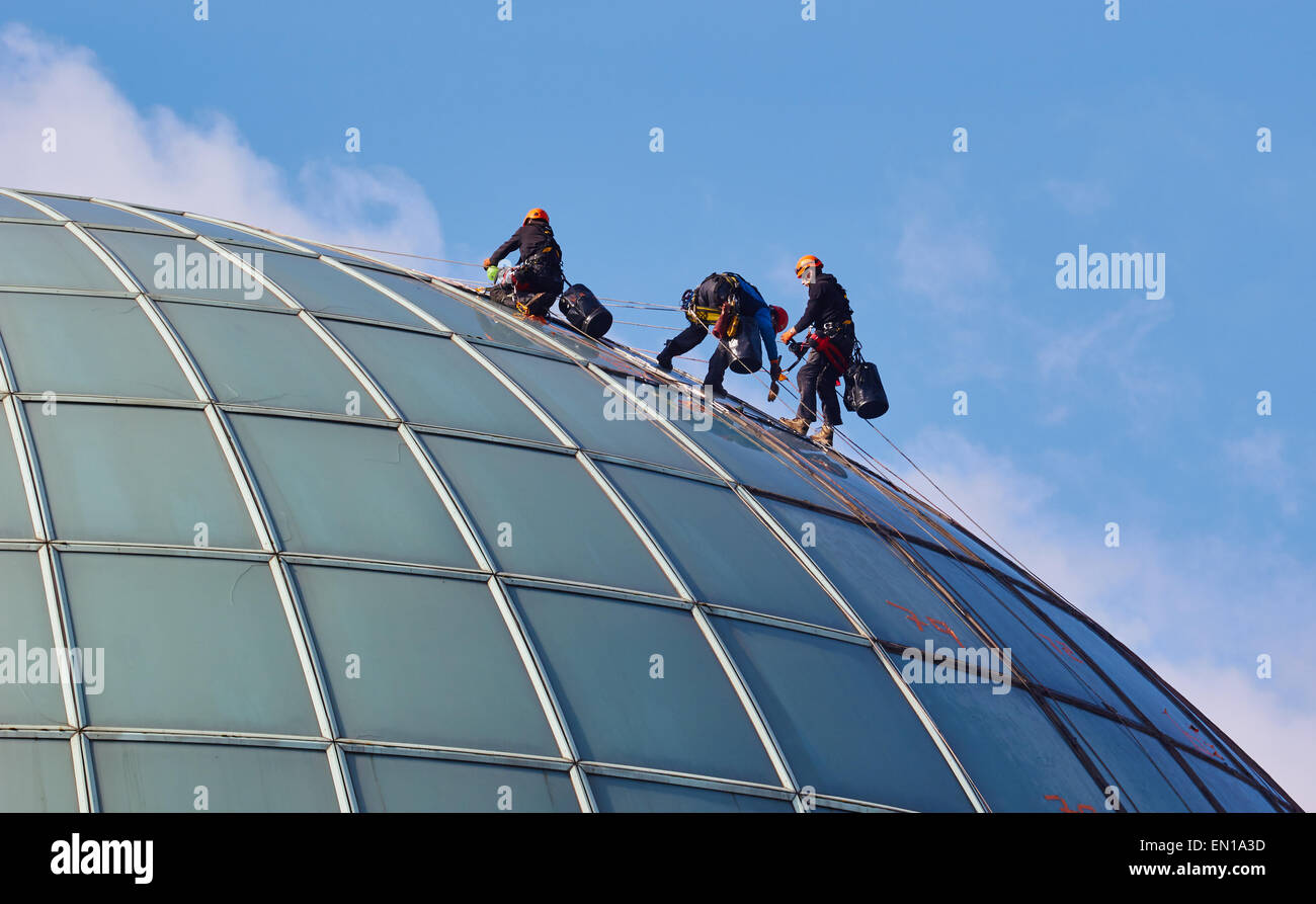 Trabajadores de arneses de seguridad en el techo del edificio Le Dome multicine de La Defense de París Francia Europa Foto de stock