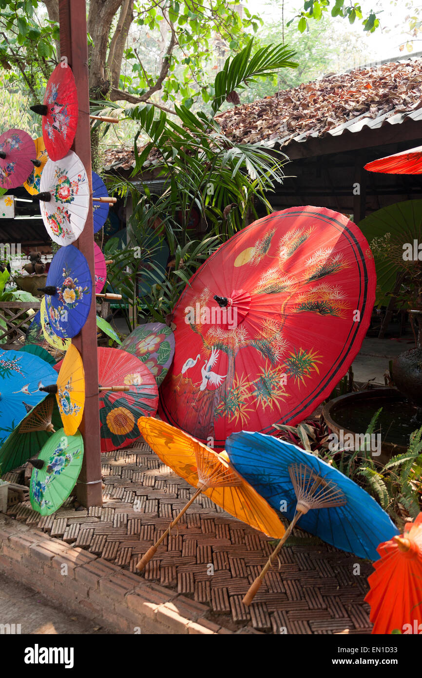 Coloridas sombrillas orientales, Tailandia Foto de stock