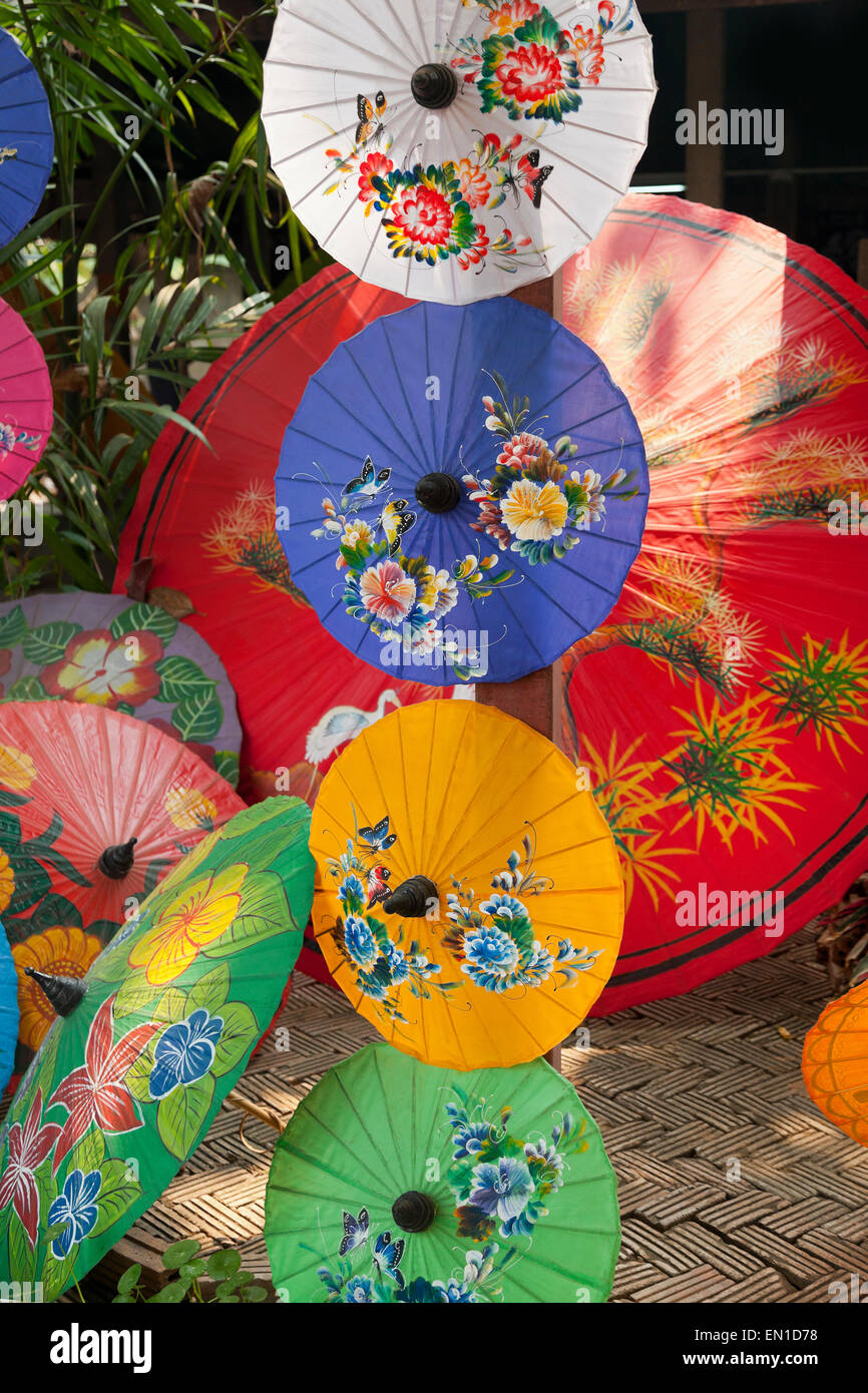 Coloridas sombrillas orientales, Tailandia Foto de stock