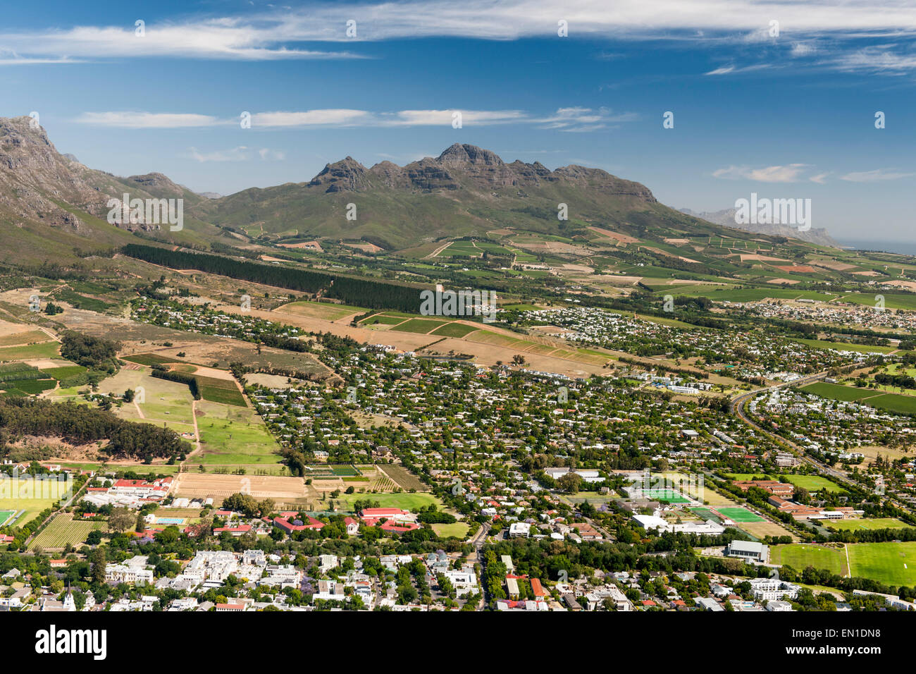 Vista aérea de las partes de la ciudad de Stellenbosch y las montañas Hottentots Holland en el Cabo Occidental. Foto de stock