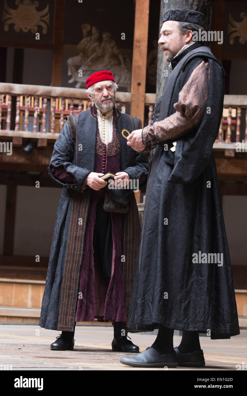 Londres, Reino Unido. 25 de abril de 2015. Jonathan Pryce como Shylock y Dominic Mafham como Antonio. William Shakespeare El Mercader de Venecia se lleva a cabo en el teatro Shakespeare's Globe, el Teatro Globe, del 23 de abril - 7 de junio de 2015. Con Daniel Lapaine como Bassanio, Rachel recolector como Portia y Jonathan Pryce como Shylock. Foto: Bettina Strenske Foto de stock