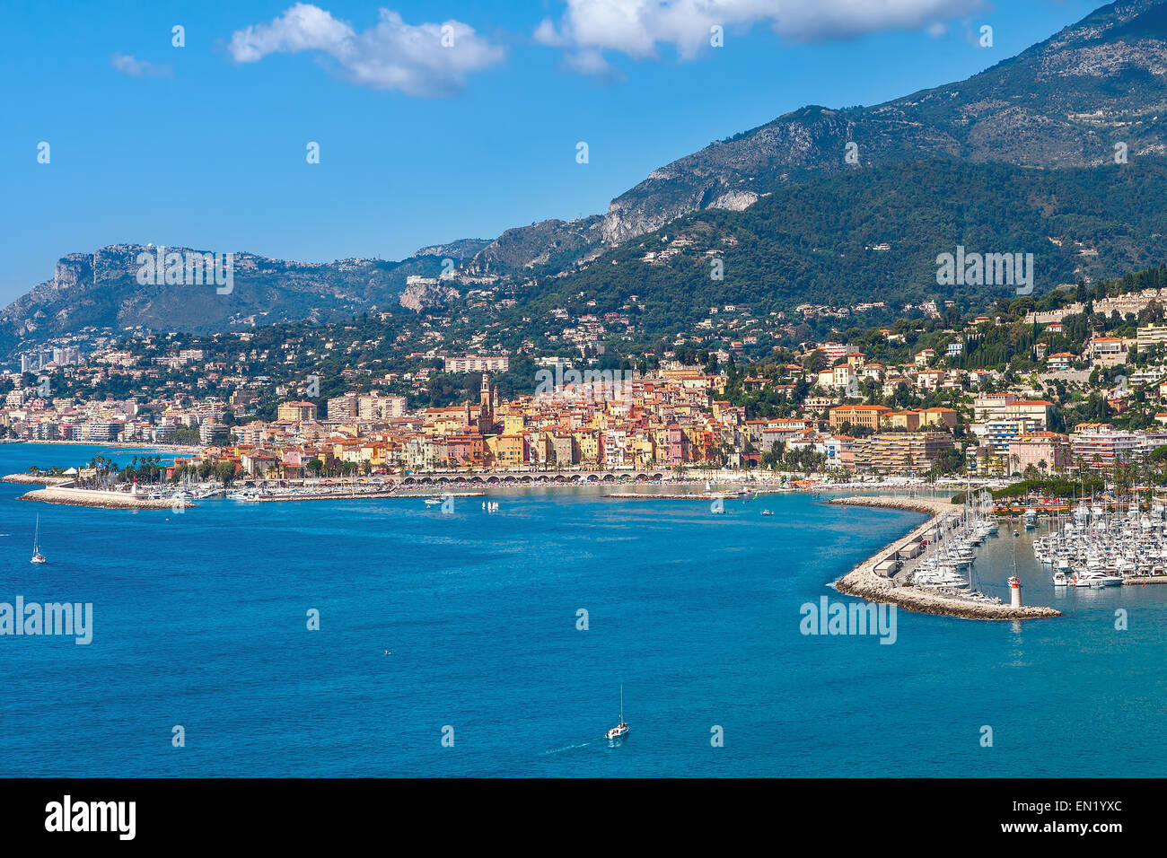 Vista sobre el mar Mediterráneo y la pequeña ciudad de Menton en la Riviera Francesa. Foto de stock