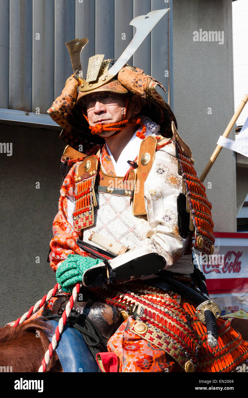 Eléctrico hoy Psiquiatría Hombre japonés vestido con armadura samurai y casco Kabuto, a caballo por  la calle de la ciudad en el desfile Genji en Tada en Japón Fotografía de  stock - Alamy