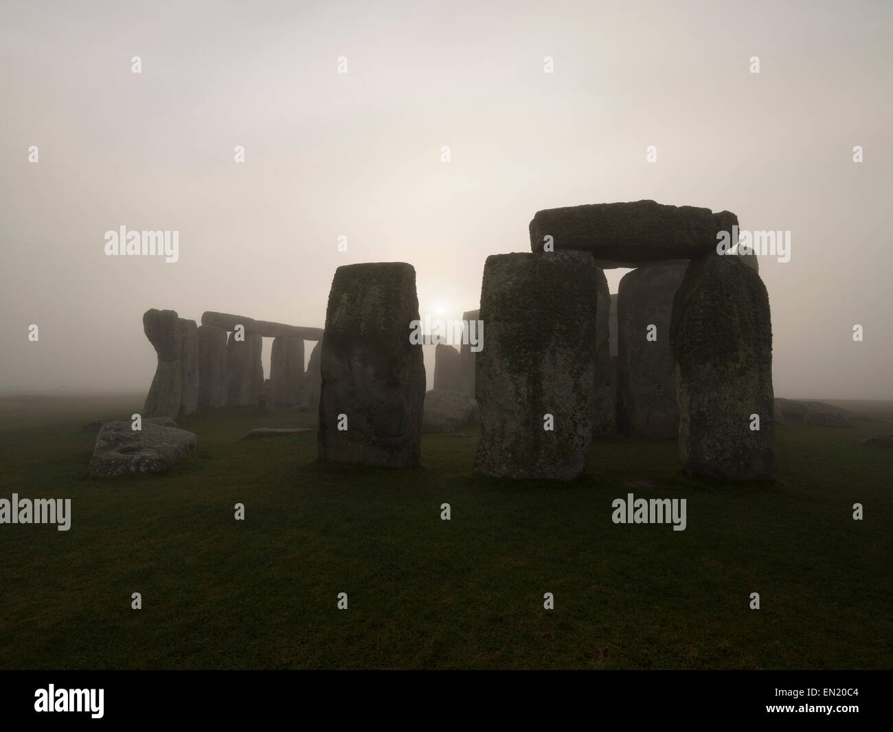 Dawn y la niebla en Stonehenge, el monumento prehistórico de standing stones, Wiltshire, Inglaterra. Sitio de Patrimonio Mundial de la UNESCO. Foto de stock