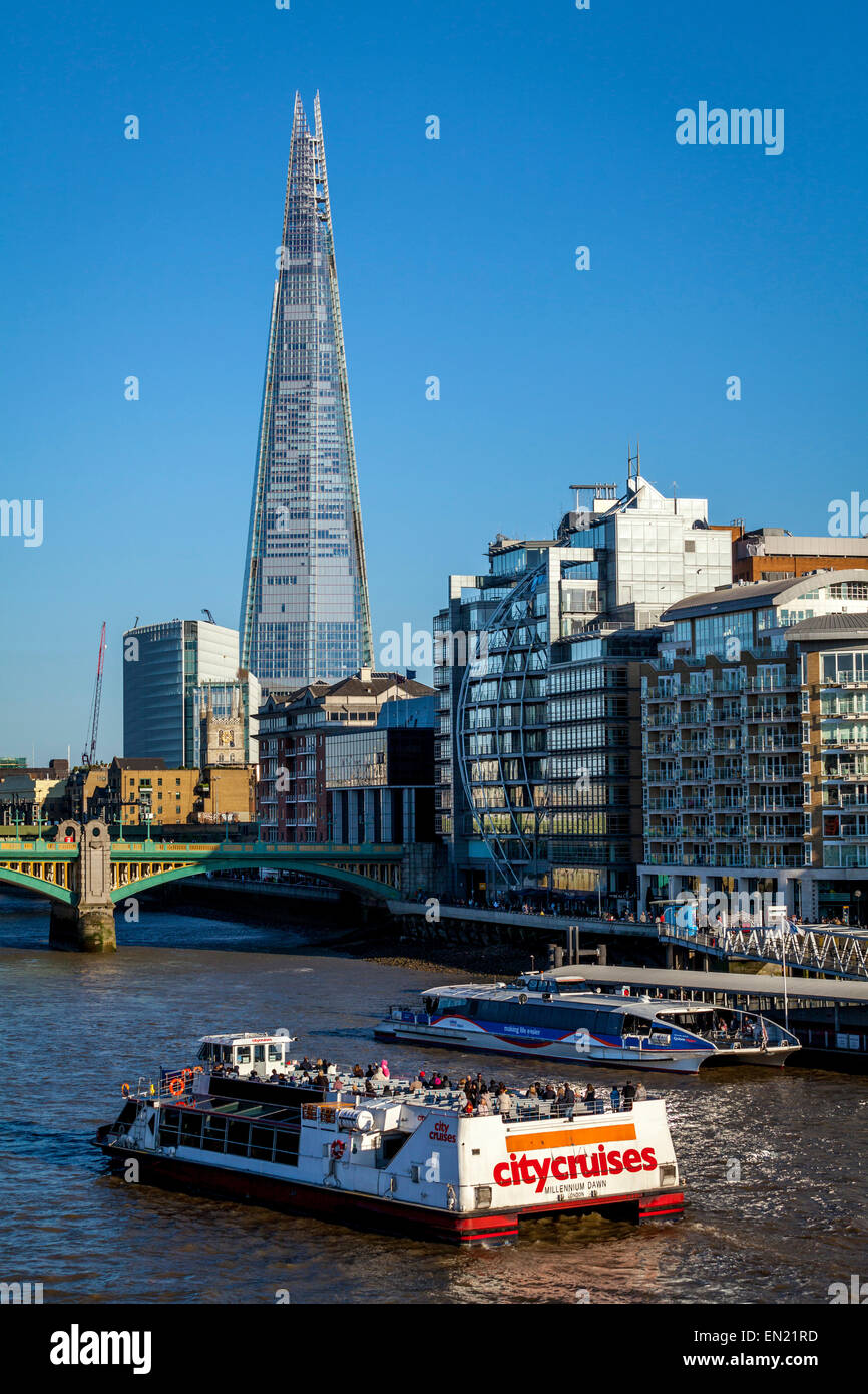 City Cruises barco de río y Thames Clipper, el Río Támesis, Londres, Inglaterra Foto de stock