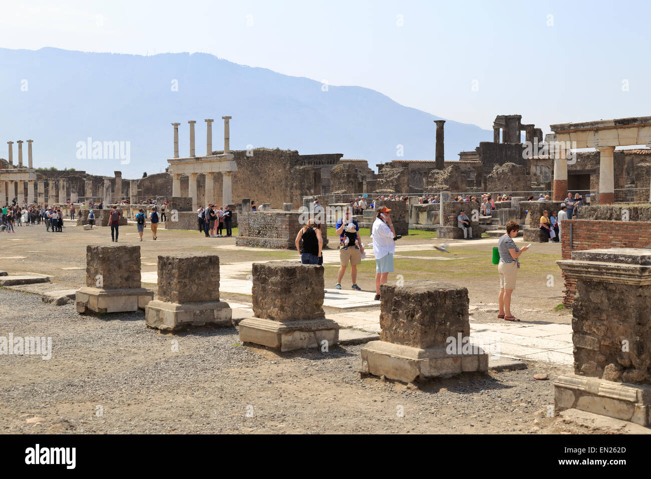 Turista en el foro, Pompeya, Italia. Foto de stock