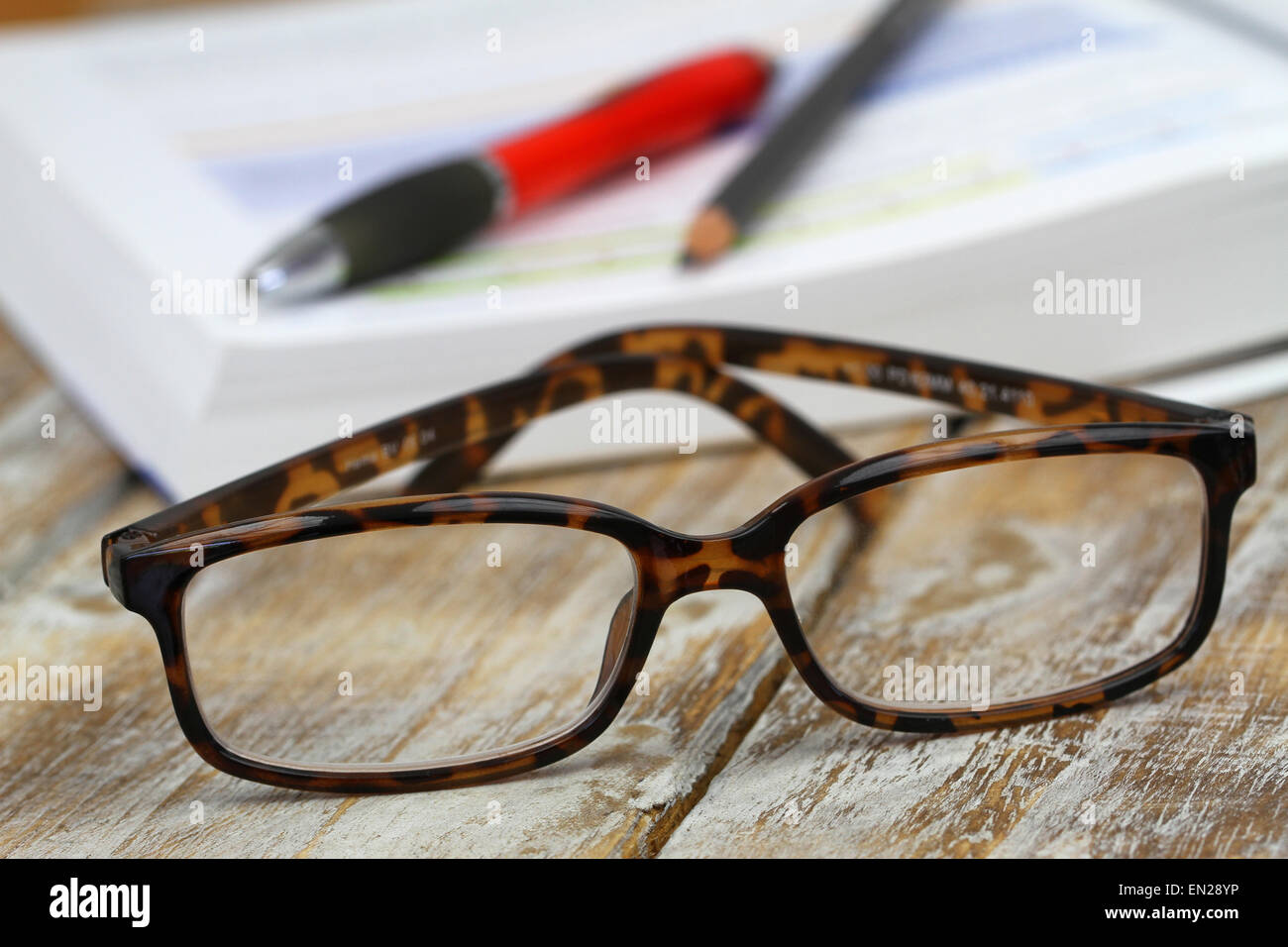 Gafas de lectura sobre la superficie rústica, closeup Foto de stock