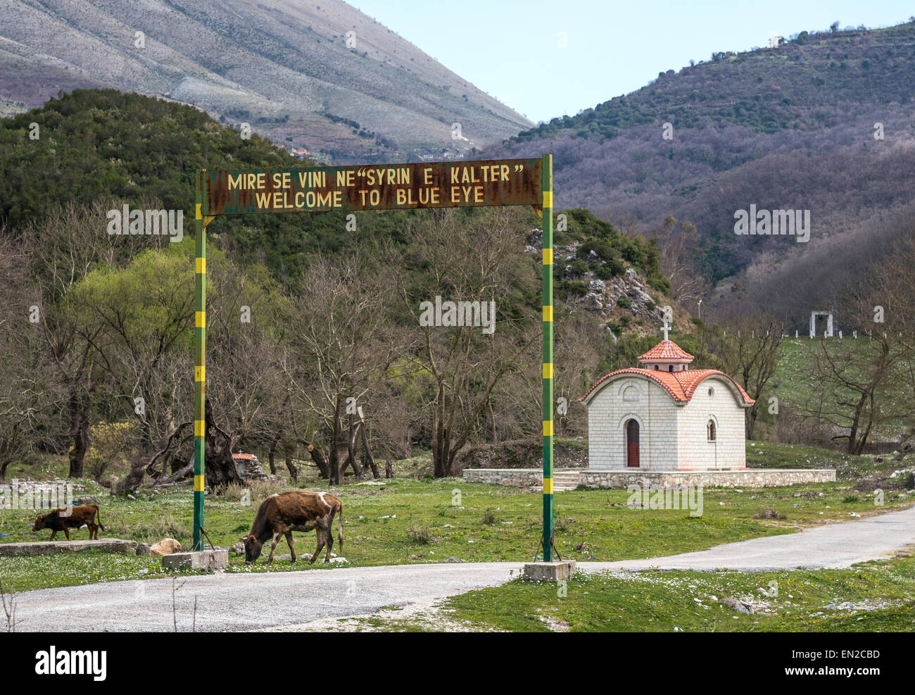 Cartel de bienvenida a la entrada de la primavera cerca Delvine ojo azul en el sur de Albania. Foto de stock