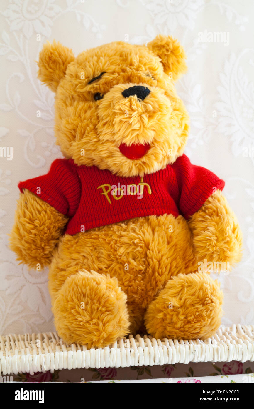 Winnie pooh teddy bear on fotografías e imágenes de alta resolución - Alamy