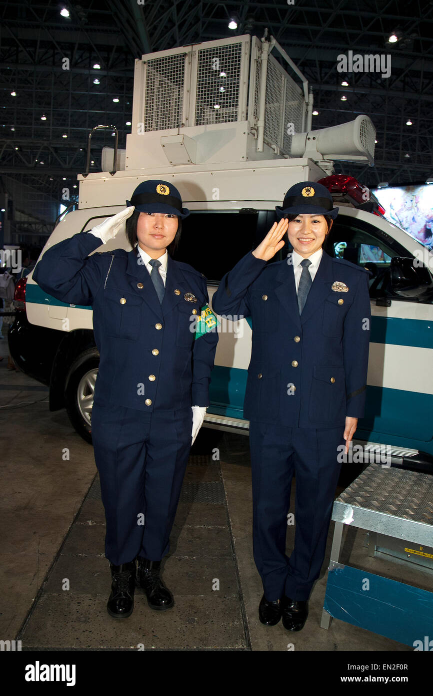 Policías mujeres posar para las cámaras durante el evento Niconico Douga ventilador en Messe International Exhibition Hall el 25 de abril de Chiba, Japón. El evento atracciones especiales como