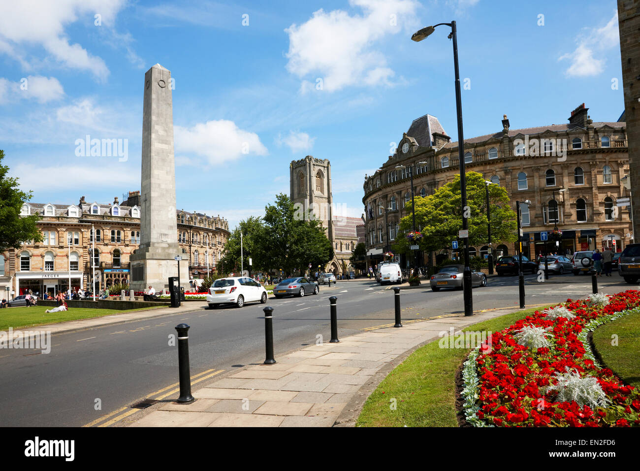 El centro de la ciudad de Harrogate, mirando hacia el cenotafio. North Yorkshire, Reino Unido Foto de stock