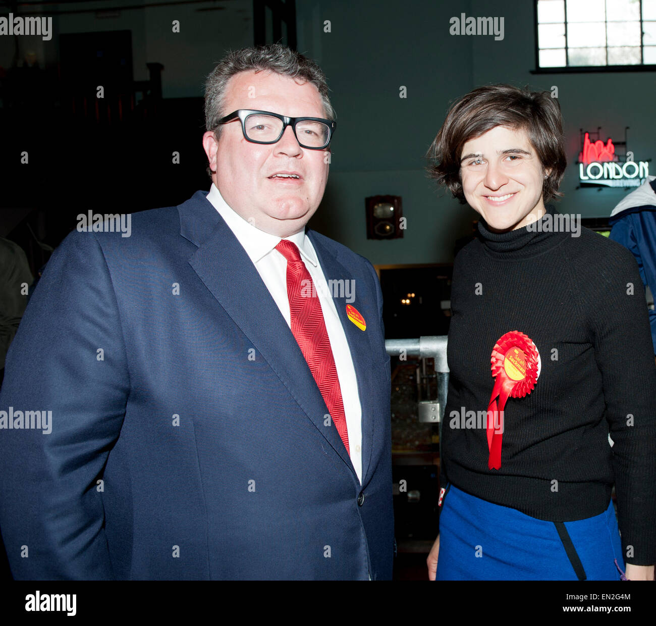 Londres, Reino Unido. 26 abr, 2015. Tom Watson MP West Bromich East, con trabajo candidato Sarah Sackman, Finchley y Golders Green, Bohemia pub, High Road North Finchley London UK 26.4.15 Crédito: Prixpics/Alamy Live News Foto de stock