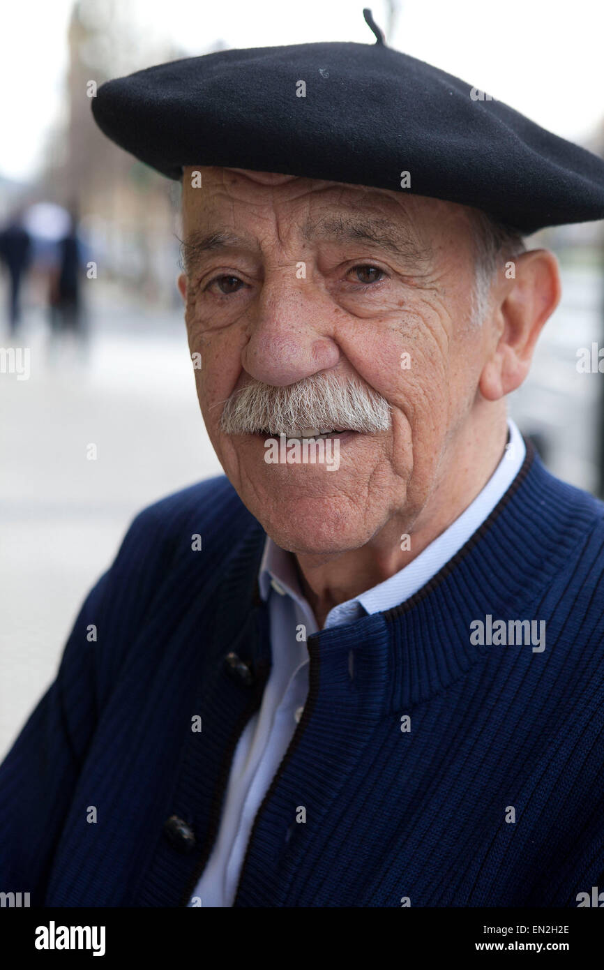 San Sebastian, viejo hombre con boina tradicional Fotografía - Alamy