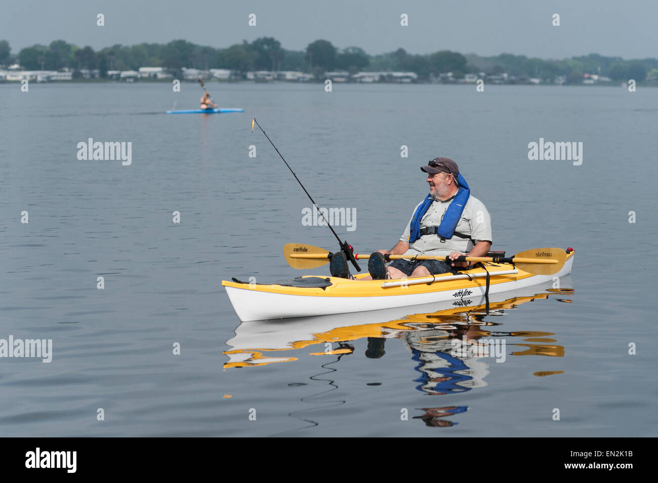 Un hombre en kayak y pesca en el lago Griffin en Leesburg, Florida, EE.UU. Foto de stock