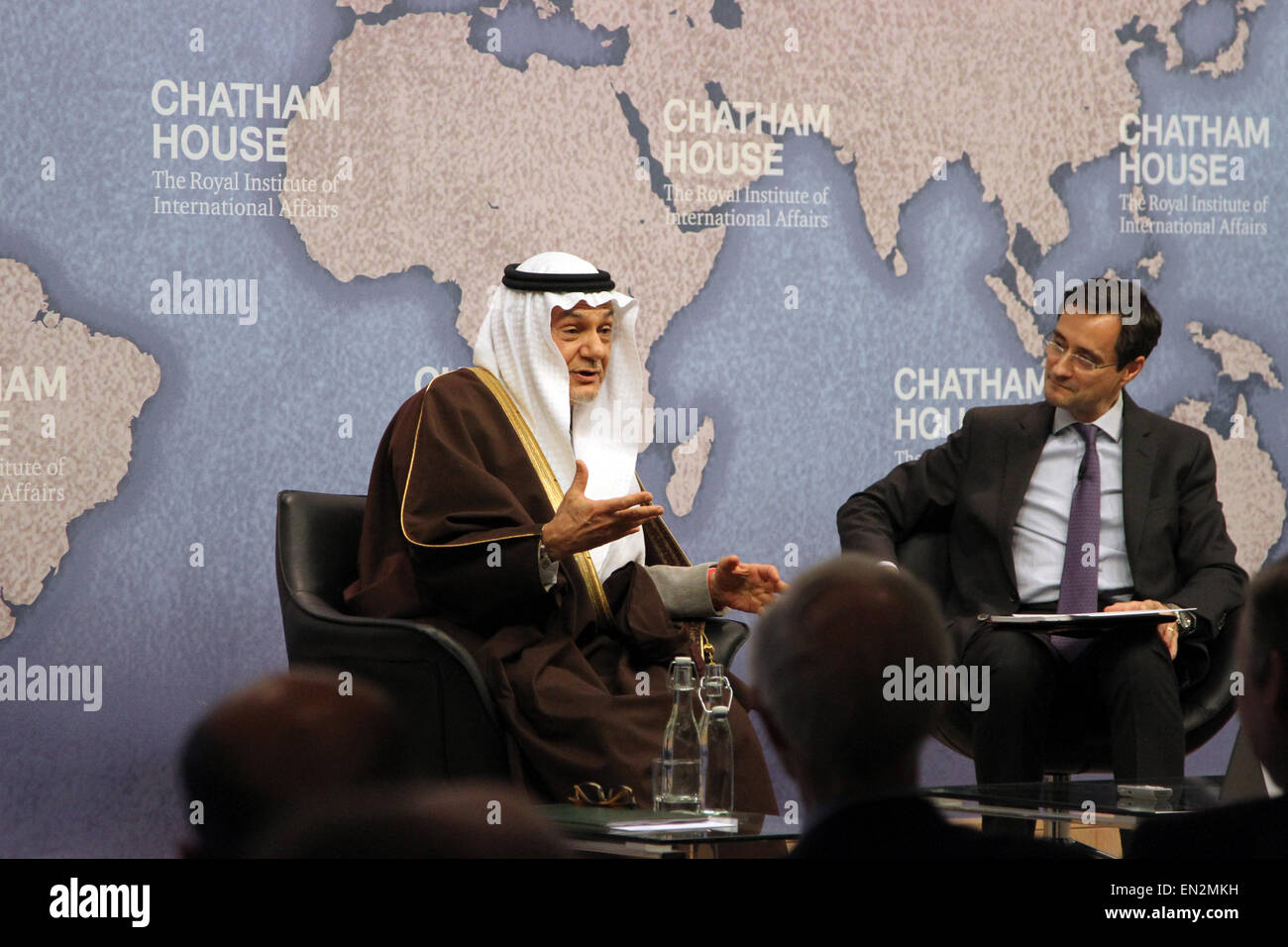 El veterano diplomático saudí príncipe Turki bin Faisal Al Saud (izquierda) habla en el think tank Chatham House en Londres, en un discussio Foto de stock