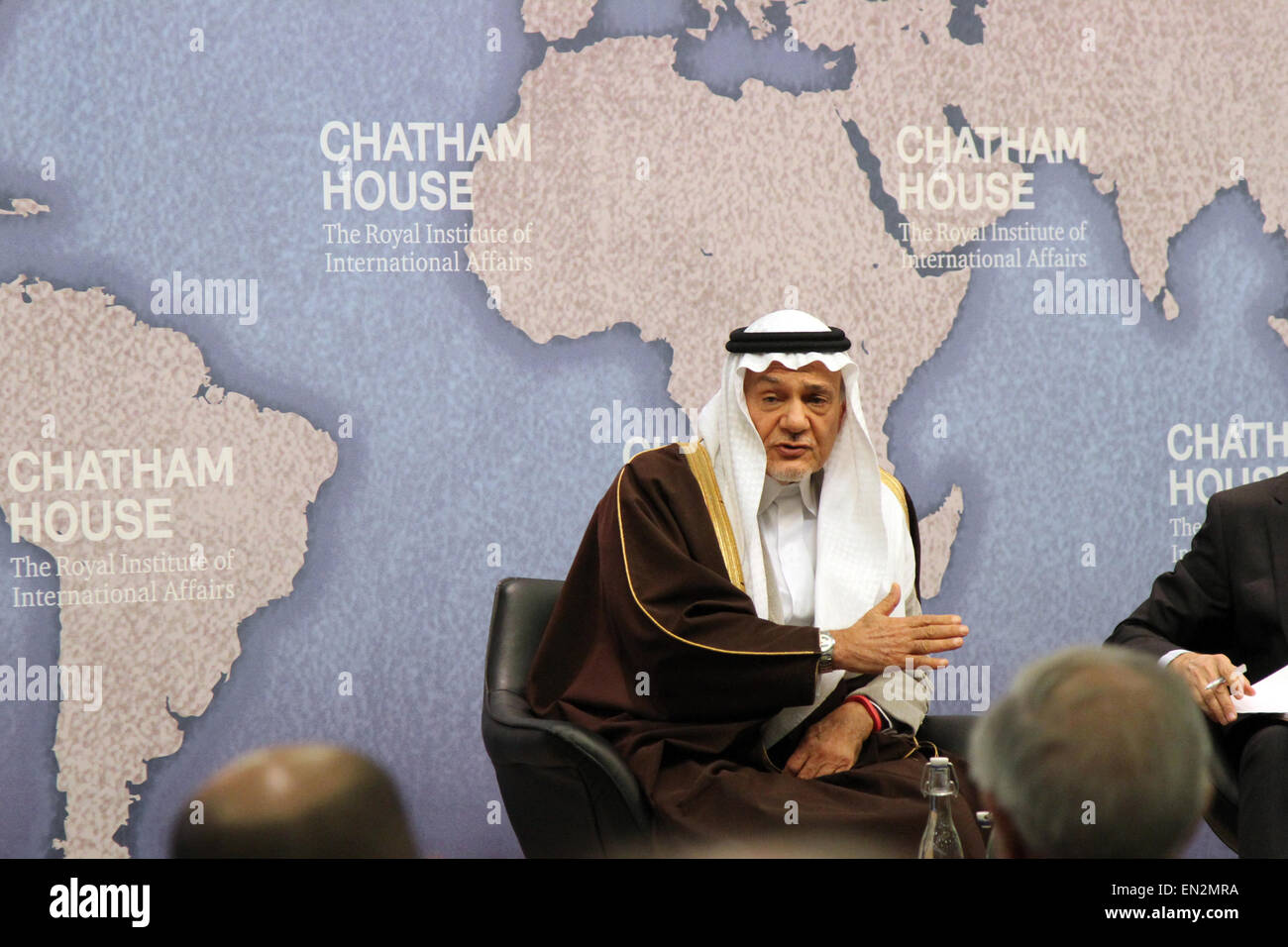 El veterano diplomático saudí príncipe Turki bin Faisal Al Saud, hablando en el think tank Chatham House en Londres, Reino Unido el 18 de marzo de 2015. Foto de stock