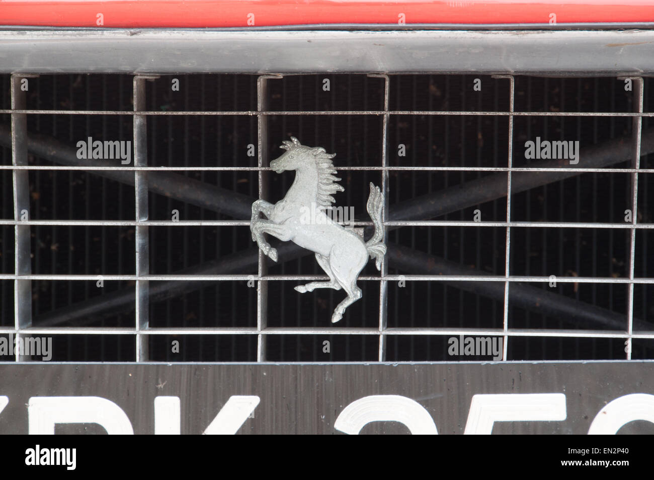 Vintage Ferrari emblema de caballo sobre la parrilla del motor, emblema del  caballo encabritado Fotografía de stock - Alamy