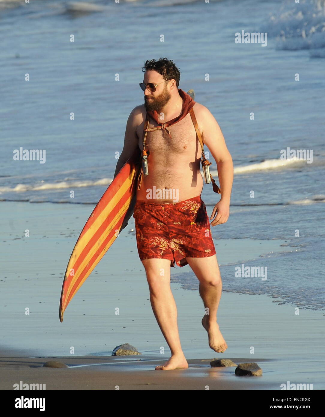 El actor Seth Rogen es bloquear y cargado en la playa y listo para navegar por la nueva película 'Zeroville' el rodaje en Malibu, CA. El comediante fue visto sosteniendo una tabla de surf y 2 pistolas en las cartucheras con troncos de natación mientras filmaba una escena del atardecer en la playa. También es la nueva película dirigida y producida por su buena pal James Franco. Featuring: Seth Rogen donde: Malibu, California, Estados Unidos Cuándo: 22 Oct 2014 Foto de stock