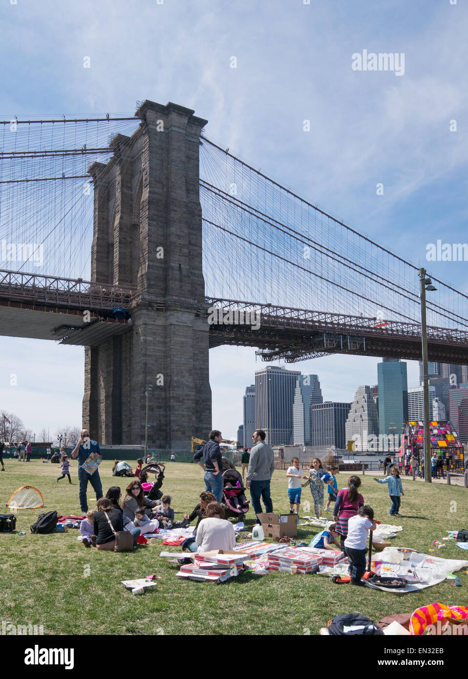 Picnic familiar Brooklyn Bridge park, NUEVA YORK, EE.UU. Foto de stock