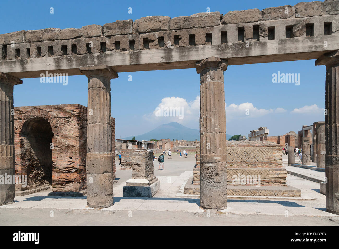 Columnas dóricas de la columnata de Popidius, Foro de Pompeya con el Vesubio a la espalda, di Pompei Scavi, ruinas de Pompeya Foto de stock
