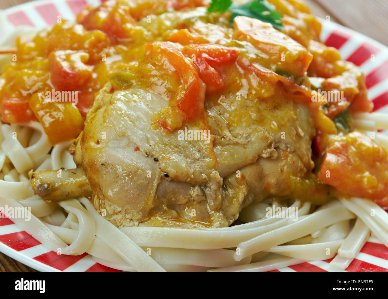 Pollo paprikash Tradicional Húngaro Paprika y pollo en salsa de crema