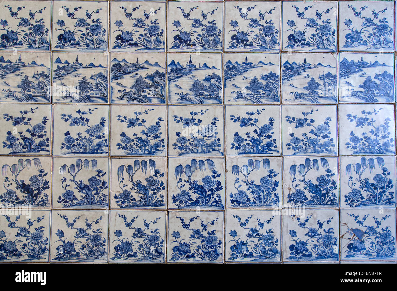 Suelo Hecho de pintado a mano de azulejos de porcelana china en la sinagoga Paradesi, Barrio Judío o judío, la ciudad de Kochi y Mattancherry Foto de stock