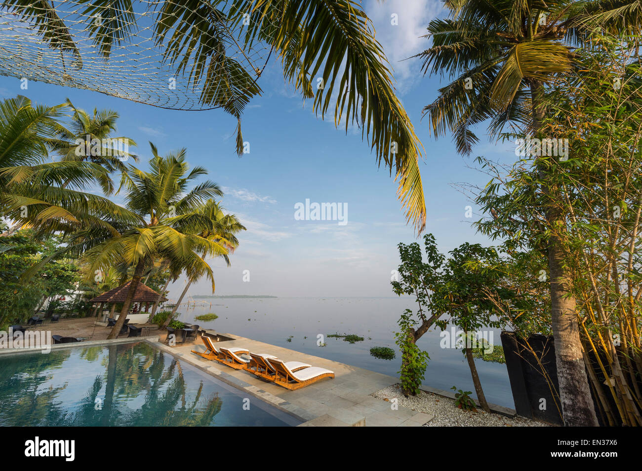 La piscina del hotel, pureza, Malabar escapa, Lago Vembanad, en Kerala, India Foto de stock