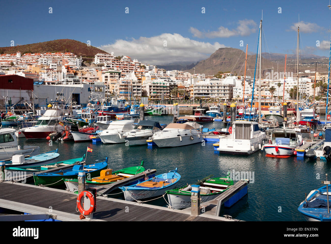 Puerto deportivo y el puerto, Los Cristianos, Tenerife, Islas Canarias,  España Fotografía de stock - Alamy