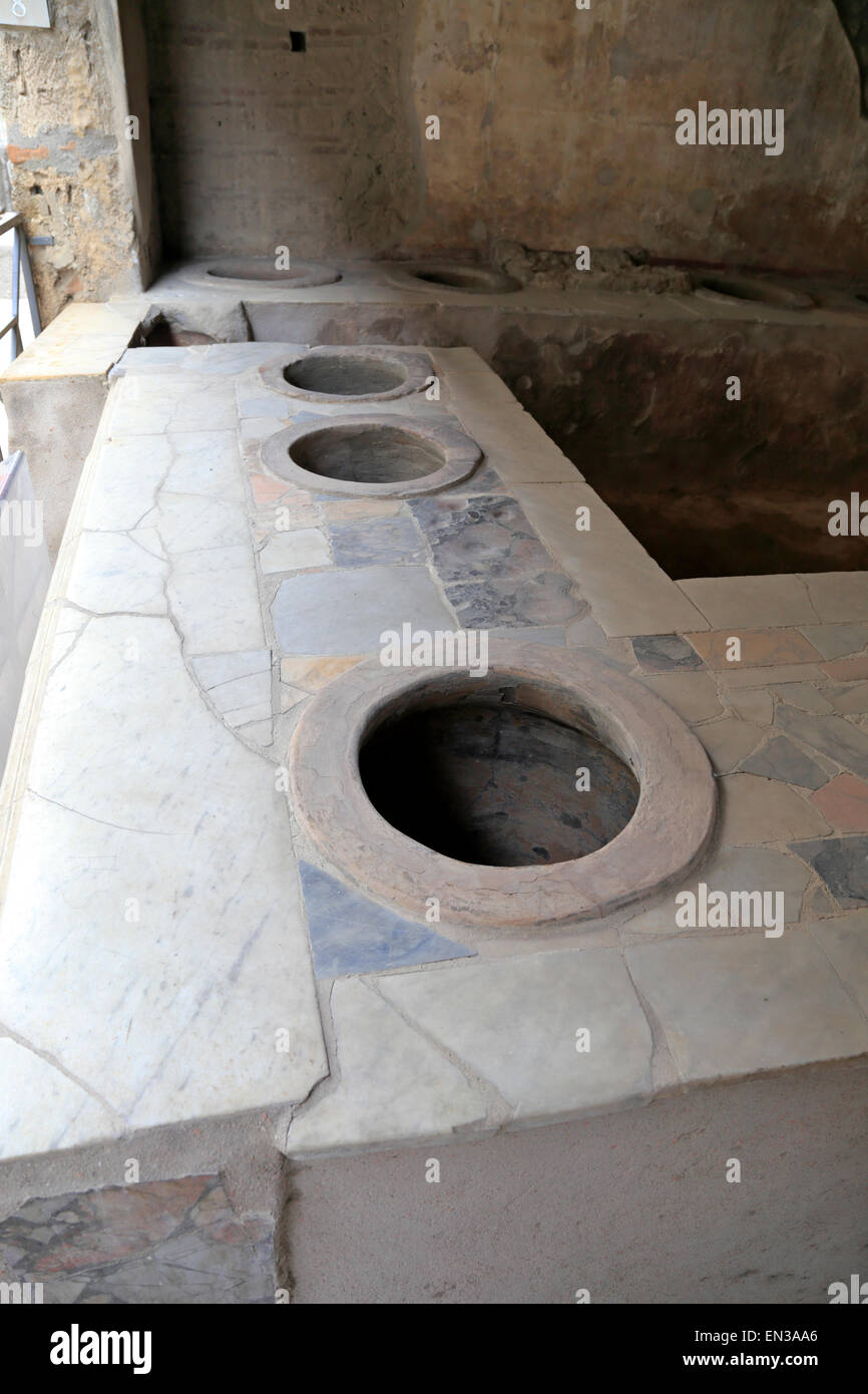 Contador cubierto de mármol de Thermopolium Vetutius Placidus, Pompeya, Italia. Foto de stock