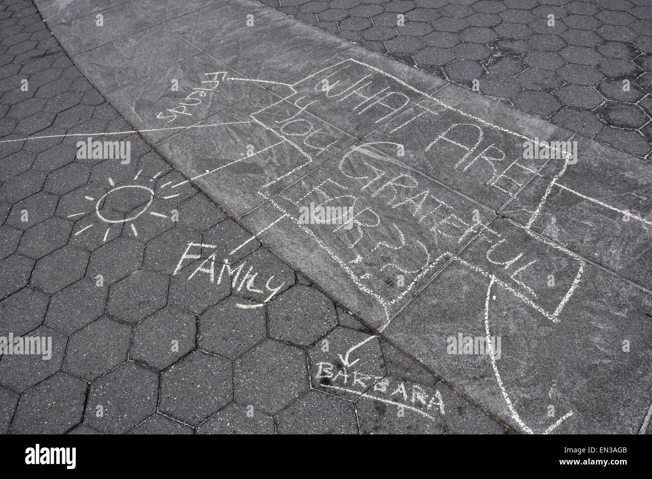 Un dibujo de tiza por NYU estudiantes para una clase de educación sobre el tema "Qué están agradecidos." En Washington Square Park, en la ciudad de Nueva York. Foto de stock