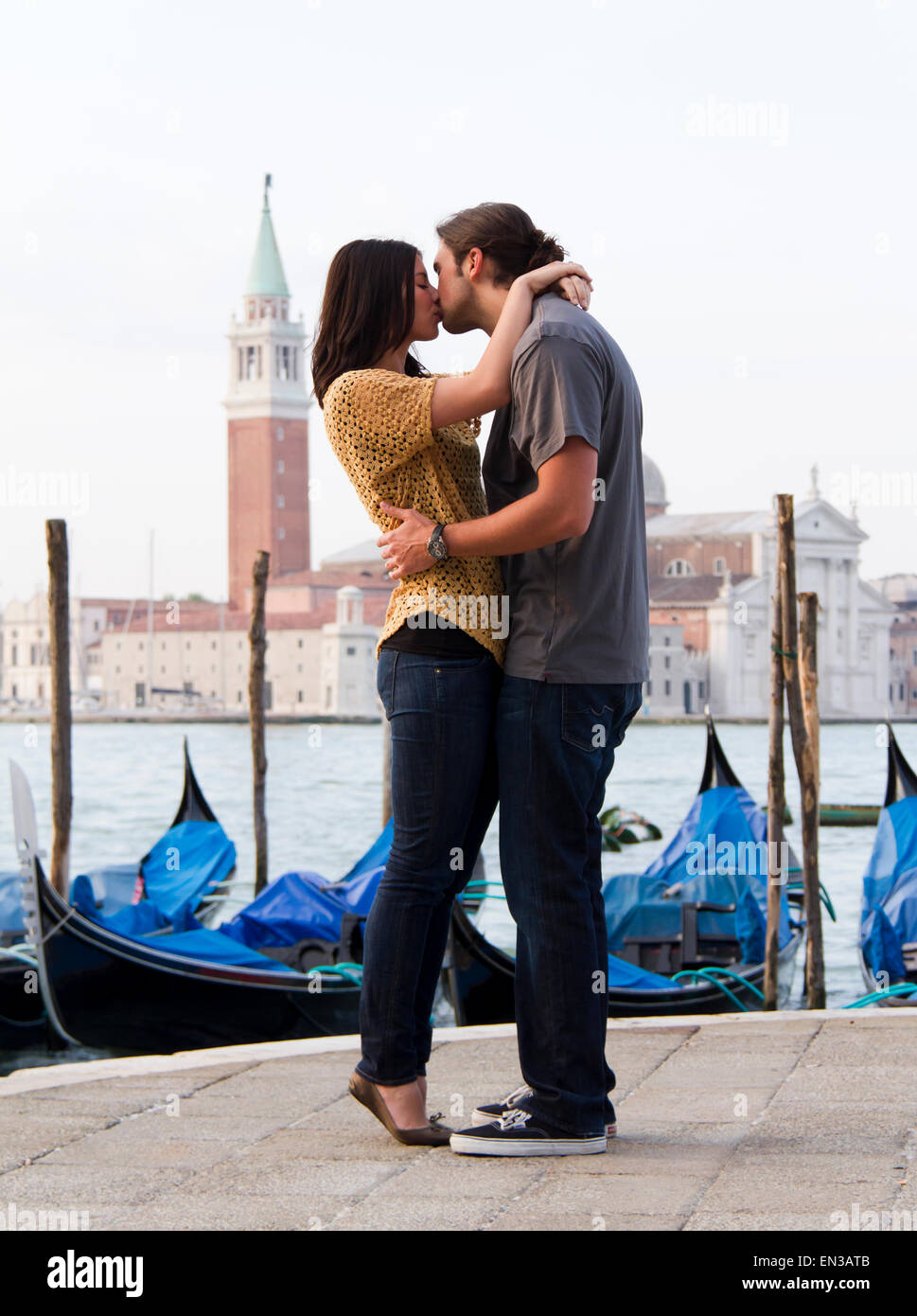 Italia, Venecia, la joven pareja besándose en frente de San Giorgio Maggiore Foto de stock