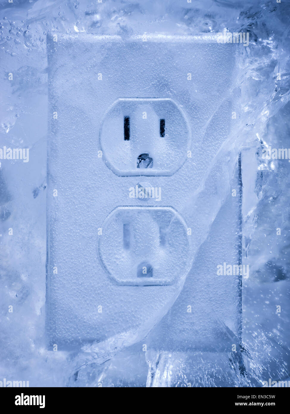 Toma eléctrica congelada en un bloque de hielo Foto de stock