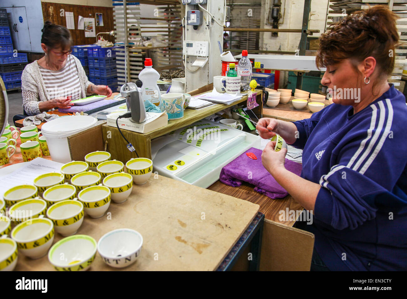 Las mujeres aplicando transferencias a tazones At Burleigh Middleport fábrica de cerámica de Stoke-on-Trent North Staffordshire Inglaterra Foto de stock