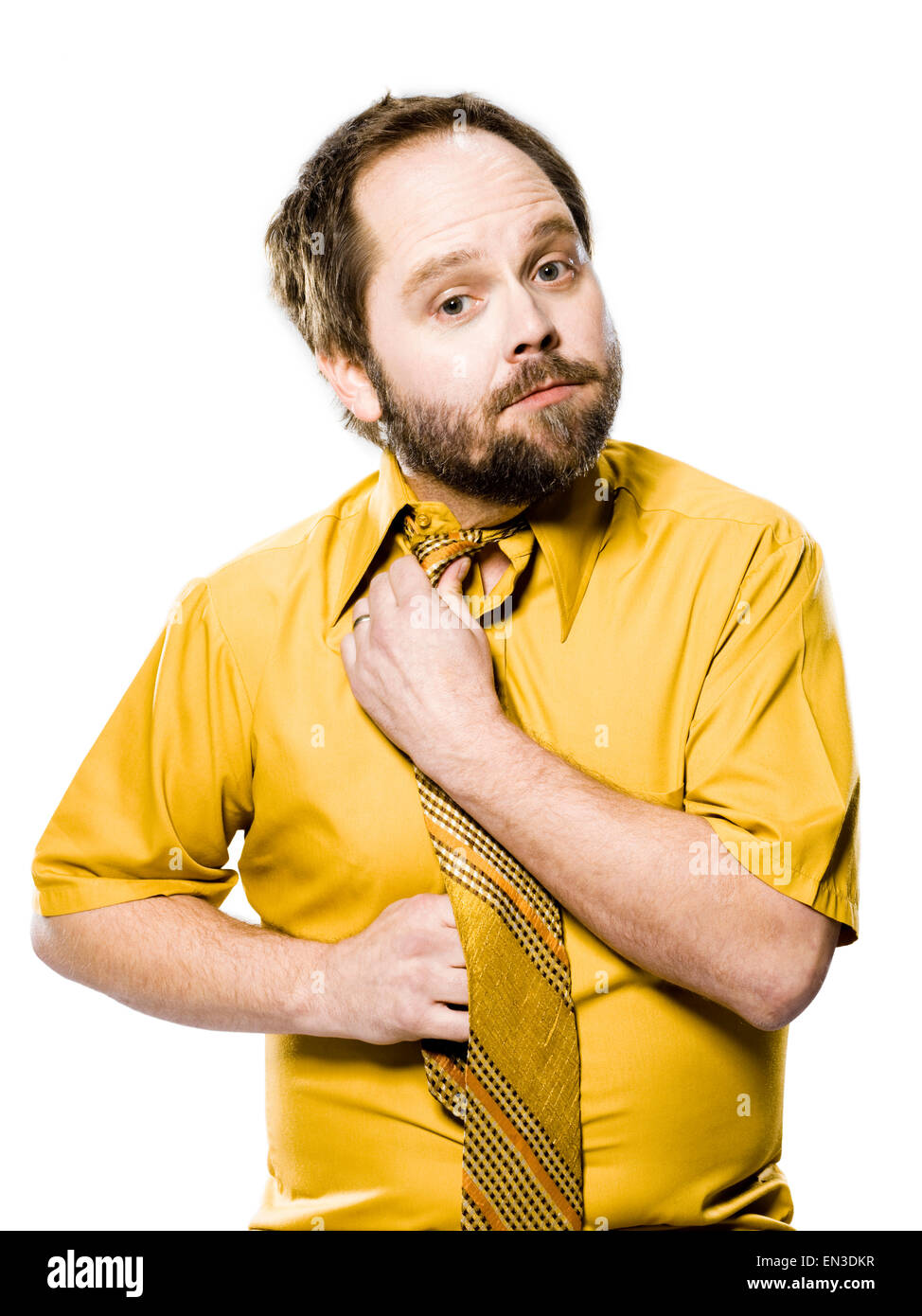 Hombre en una camisa amarilla y bridas de sujeción de su corbata Fotografía  de stock - Alamy