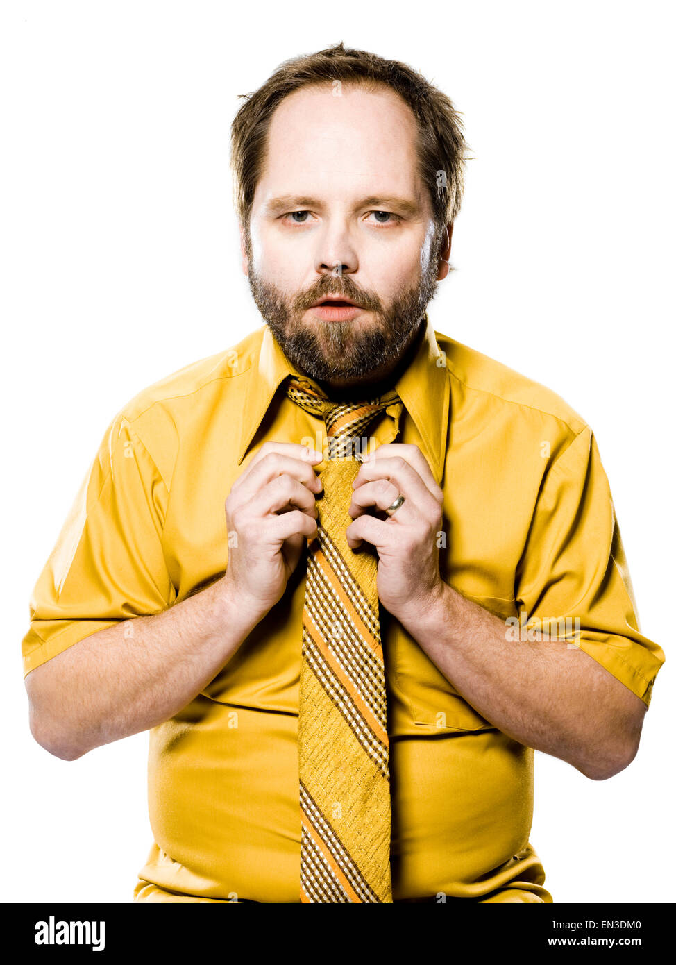 Hombre en una camisa amarilla y bridas de sujeción de su corbata Fotografía  de stock - Alamy