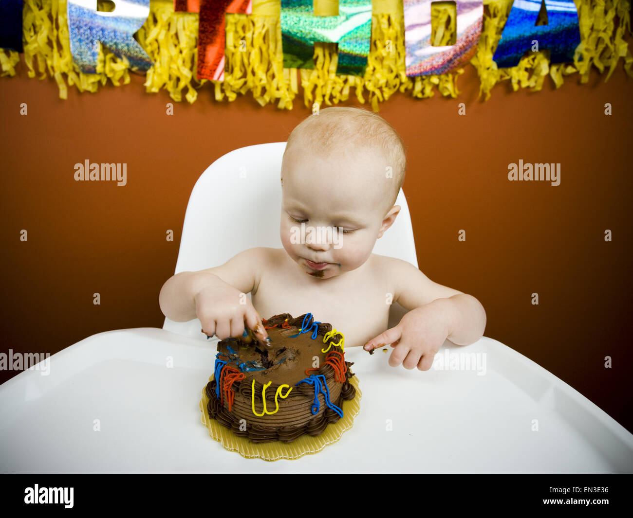 Bebé comiendo pastel de cumpleaños Foto de stock