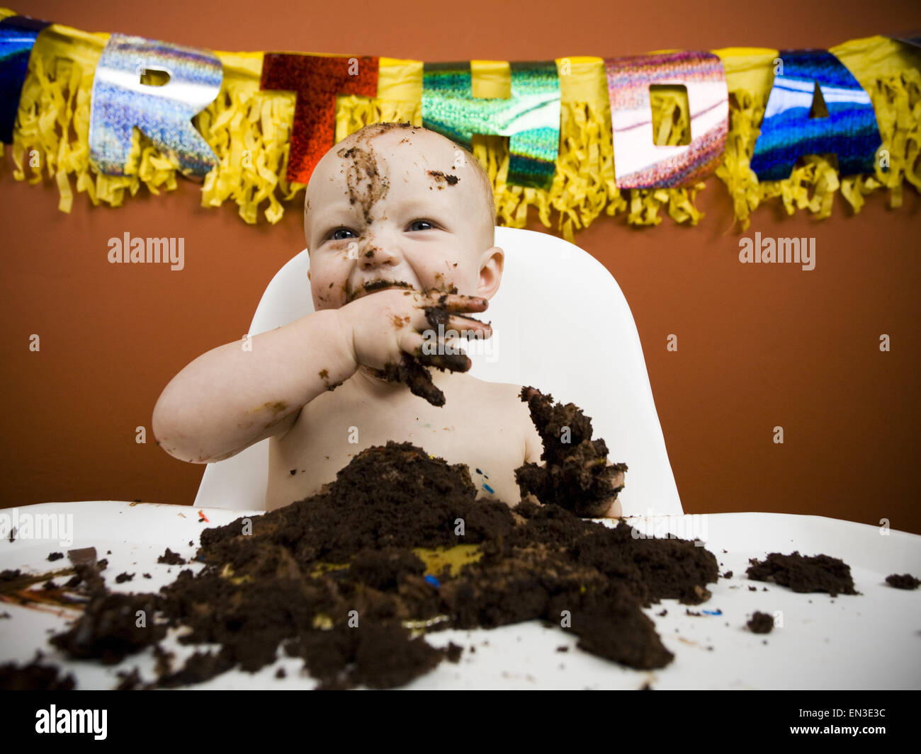 Bebé comiendo pastel de cumpleaños Foto de stock