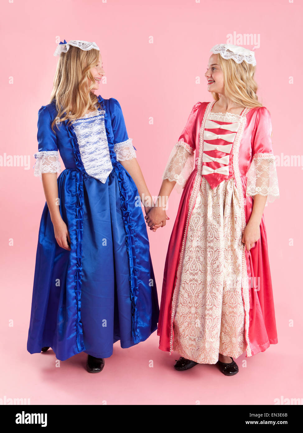 Dos niñas (10-11) durante la época colonial de la princesa vestidos para  Halloween Fotografía de stock - Alamy