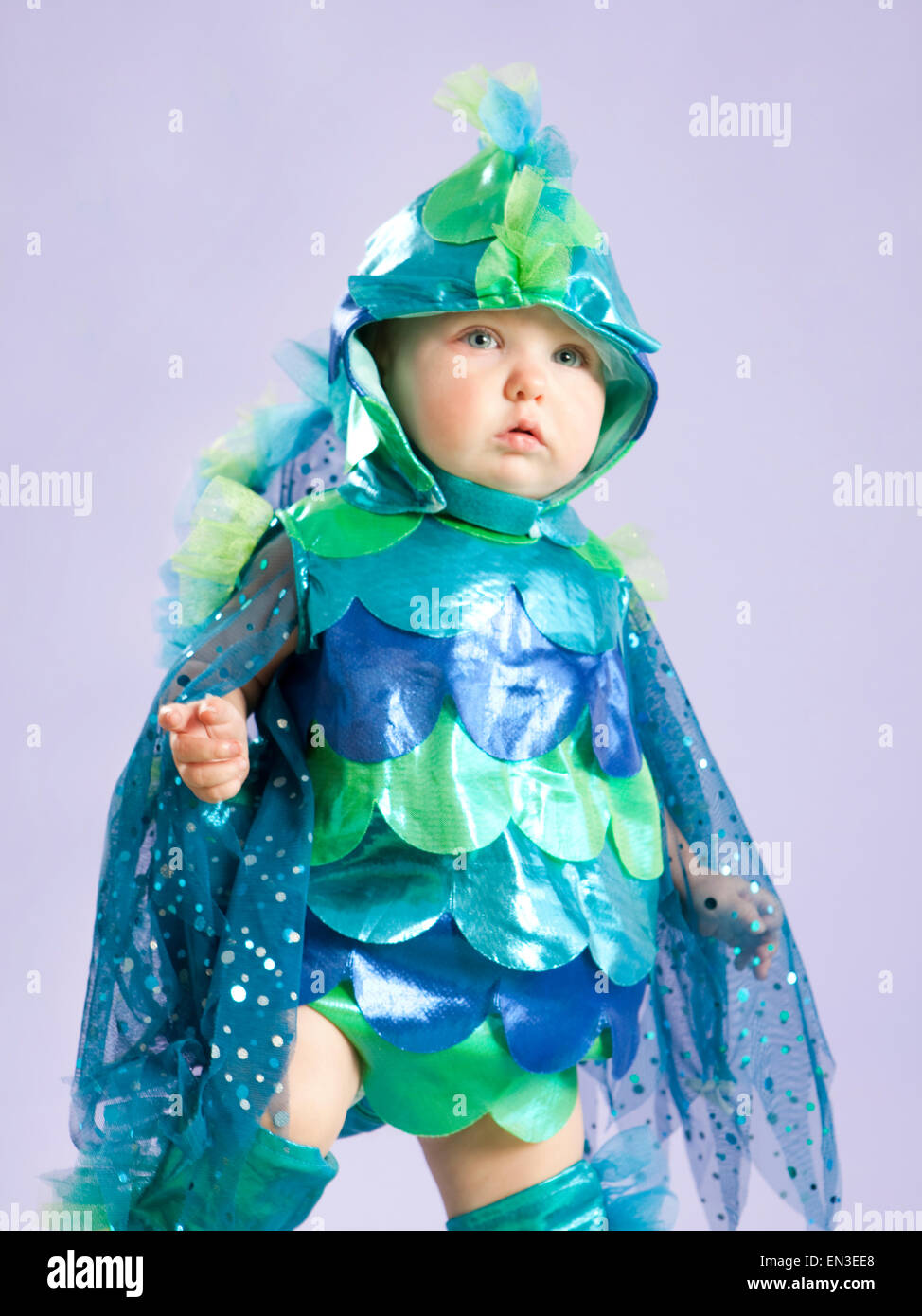 Retrato de niña (12-17 meses) en peces disfraz de Halloween Fotografía de  stock - Alamy