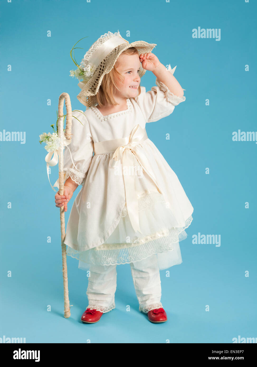Chica (2-3) en la Pastorcita disfraz de Halloween Fotografía de stock -  Alamy