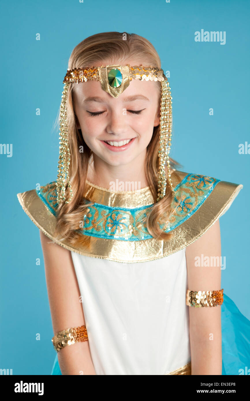 Retrato de niña (10-11) en el Cleopatra disfraz de Halloween Foto de stock