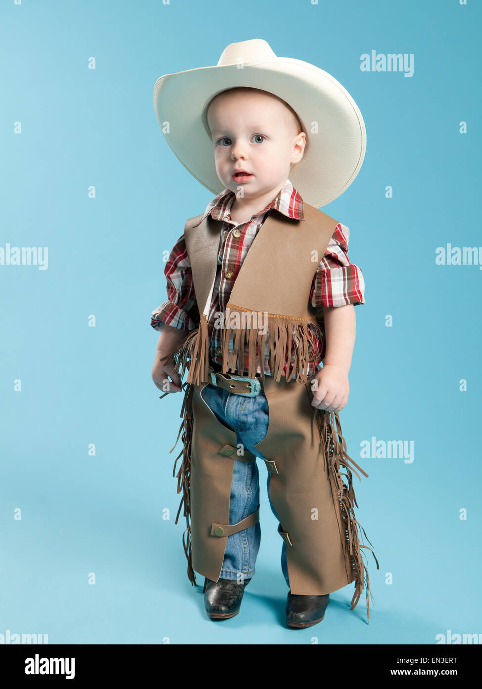 Retrato de niño (12-17 meses) en traje vaquero para Halloween Fotografía de  stock - Alamy