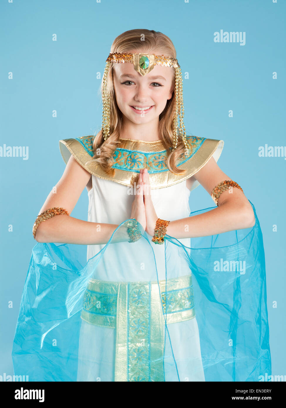 Retrato de niña (10-11) en el Cleopatra disfraz de Halloween Foto de stock