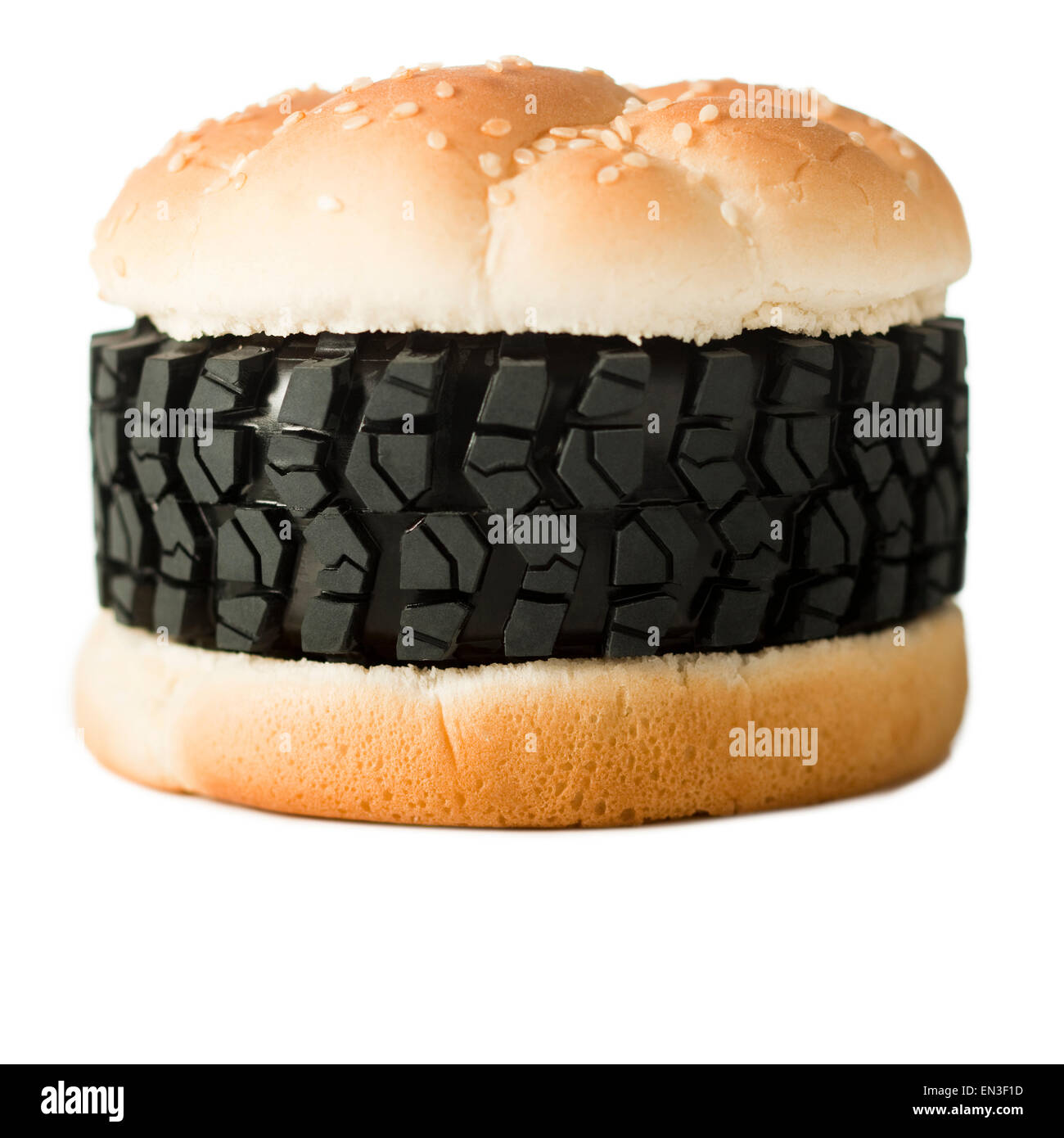 Neumático en burger como comida basura,Foto de estudio Foto de stock