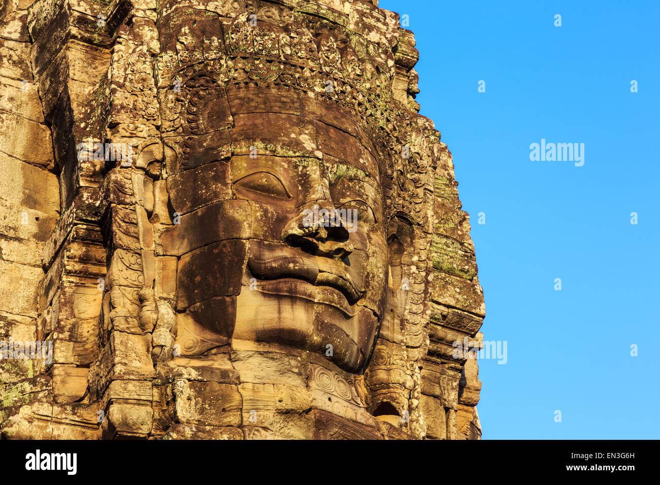 Cara de piedra torres del Templo Bayon en la antigua Angkor. En Siem Reap, Camboya Foto de stock