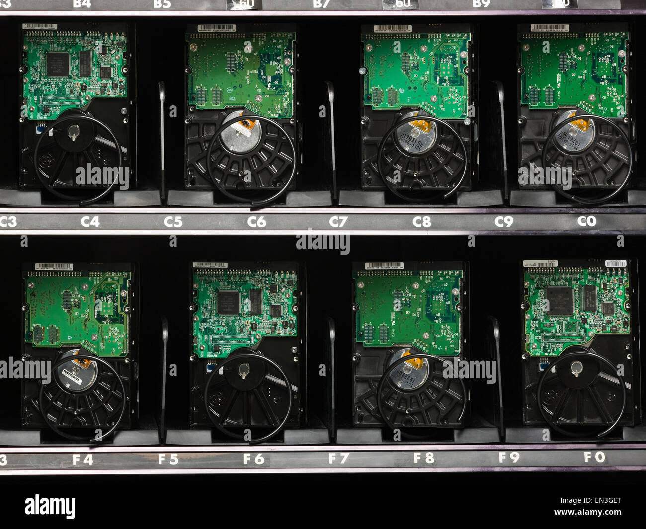 Los discos duros de un ordenador en una máquina expendedora Foto de stock